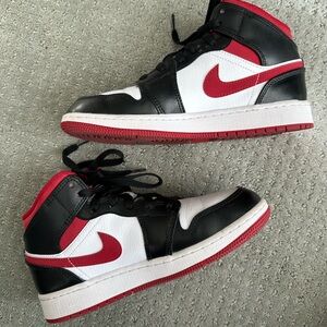 Air Jordan 1 Mid Sneakers - 4Y